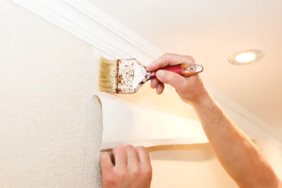 Pose de papier peint au Mas-d'Artige — revêtements muraux et toiles de verre